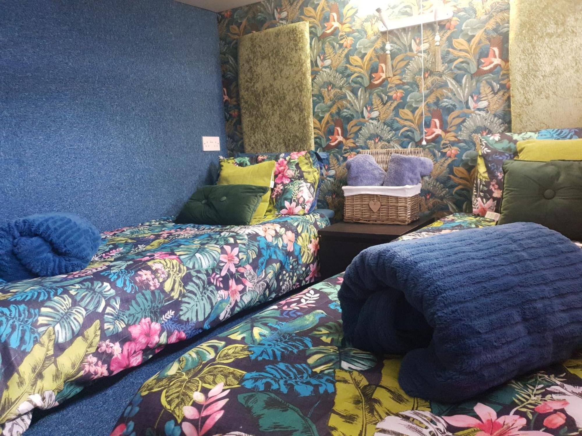 Jasmine Coral Jay Boutique Boatel Ocean Village Gibraltar Habitación foto